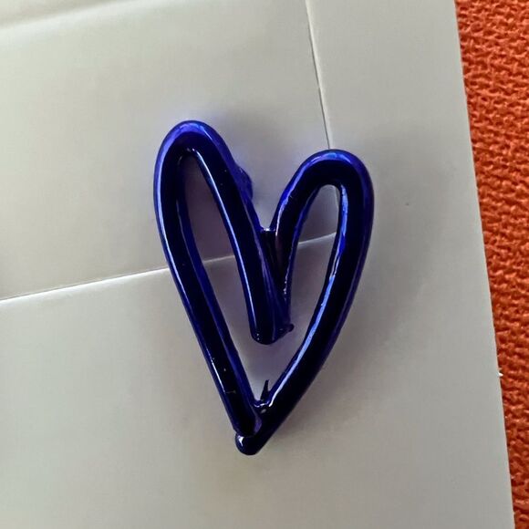 💙 Betsey Johnson signature violet navy heart shaped studs 💙 - Picture 2 of 6